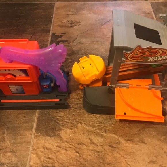 Hot Wheels Accessory Bundle 2 Pc - Picture 2 of 2